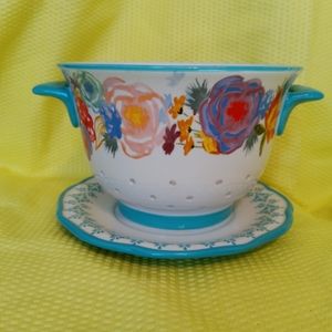Pioneer Woman berry bowl